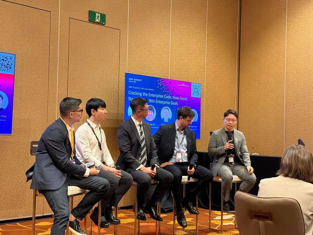 Tynapse Head of AI networking with GenAIIC forum attendees